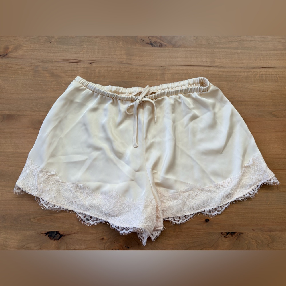 Chic Cream Lace Women's Pajama Shorts